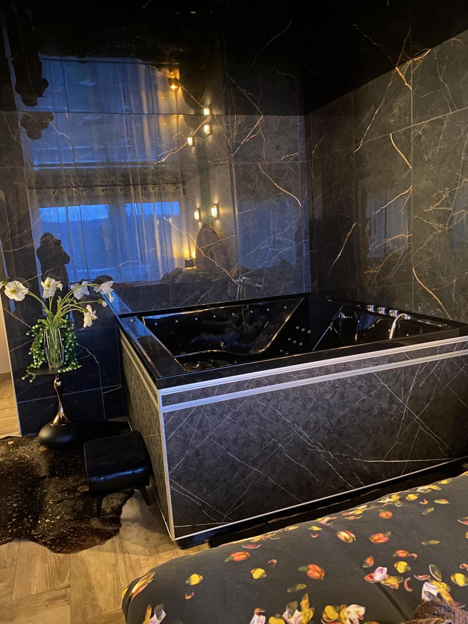 La Ronde Des Bois - Romance Et Bien Etre - Jacuzzi Privatif-Piscine-Patio Mellecey المظهر الخارجي الصورة
